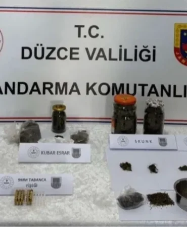 duzce-de-uyusturucu-operasyonu-2-gozalti-1771933478-913_large