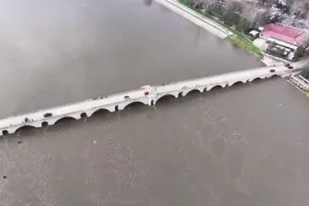 edirne-de-taskin-alarmi-tunca-koprusu-trafige-kapatildi-1771827855-799_large