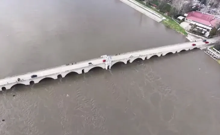 edirne-de-taskin-alarmi-tunca-koprusu-trafige-kapatildi-1771827855-799_large