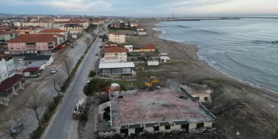 KARASU SAHİLİNDE YIKIM ÇALIŞMALARI DEVAM EDİYOR