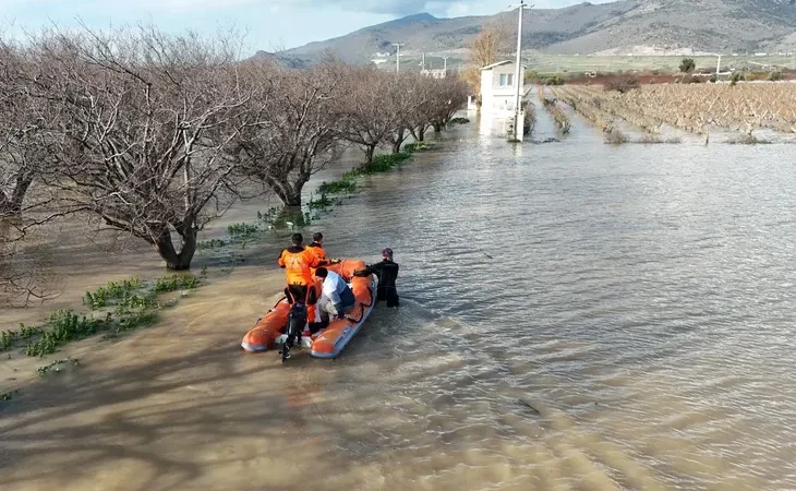 izmir-de-50-yilda-bir-gorulen-meteorolojik-tablo-neden-deniz-yukseldi-1771223857-102_large