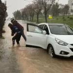 izmir-de-zabita-ekipleri-vatandaslari-sirtinda-tasidi-1770015753-302_large