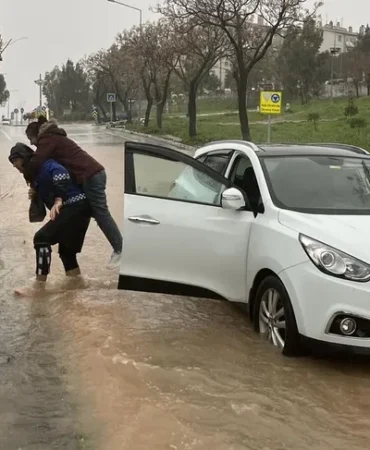 izmir-de-zabita-ekipleri-vatandaslari-sirtinda-tasidi-1770015753-302_large