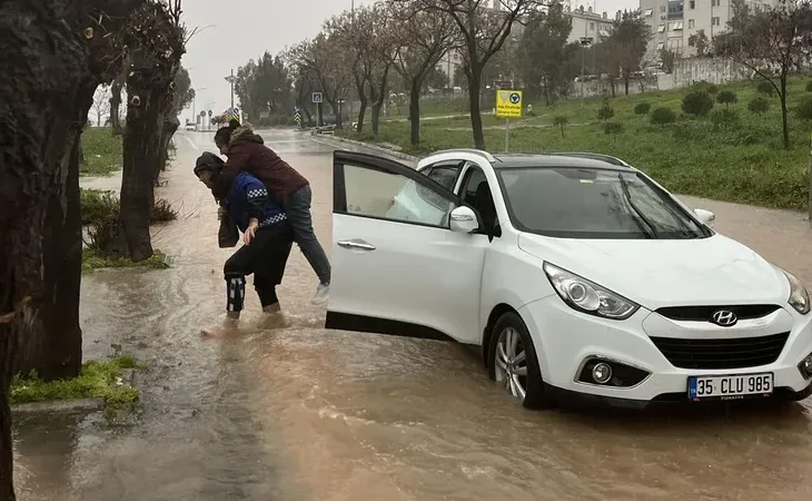 izmir-de-zabita-ekipleri-vatandaslari-sirtinda-tasidi-1770015753-302_large