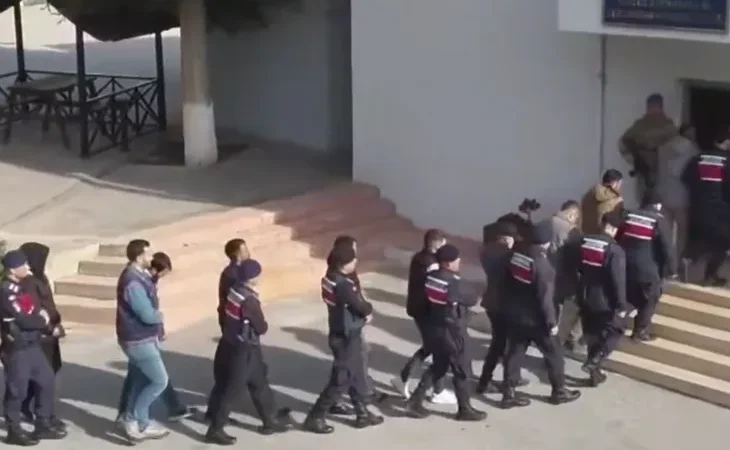 jandarmadan-123-zehir-tacirine-gozalti-465-bin-hap-ele-gecirildi-1770270167-755_large