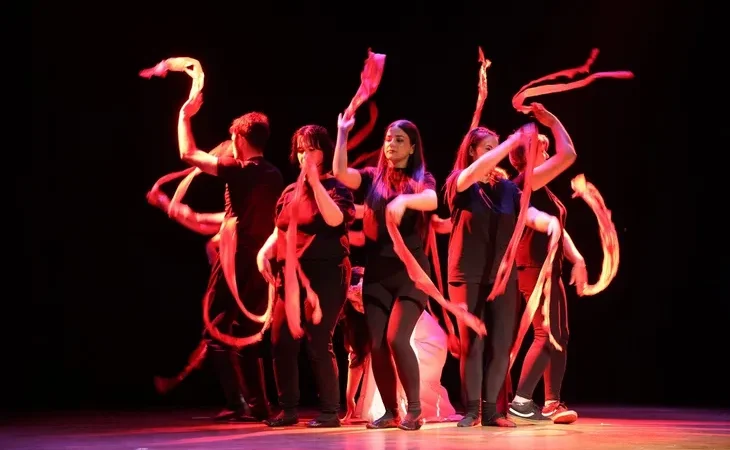 kocaeli-de-40-yillik-tiyatroculara-tas-cikarttilar-1771399796-529_large