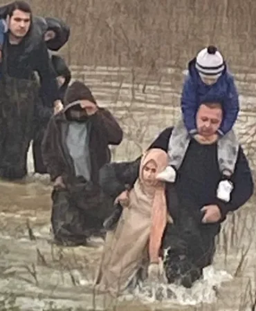 manisa-da-selde-mahsur-kalanlari-itfaiye-kurtardi-1770557892-530_large