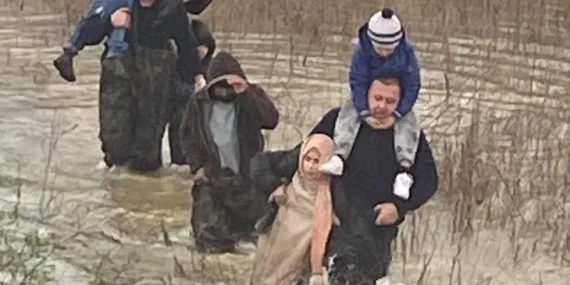 Manisa’da selde mahsur kalanları itfaiye kurtardı