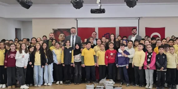 ŞENER YILMAZ’DAN ÖĞRENCİLERE KİTAP JESTİ
