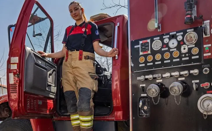 alevlere-meydan-okuyan-kadin-izmir-de-cesaretiyle-ornek-1772954249-443_large