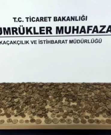 izmir-de-tarihi-eser-kacakciligina-buyuk-darbe-7-bin-550-sikke-ve-figur-ele-gecirildi-1772870590-330_large