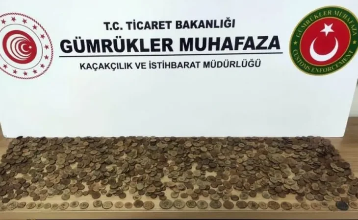 izmir-de-tarihi-eser-kacakciligina-buyuk-darbe-7-bin-550-sikke-ve-figur-ele-gecirildi-1772870590-330_large