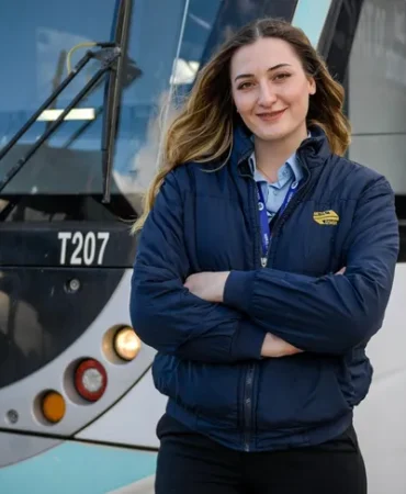 izmir-de-tramvay-koltugunda-bir-kadin-simay-aytimur-her-gun-binlerce-yolcuyu-tasiyor-1772778364-732_large