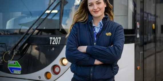 İzmir’de tramvay koltuğunda bir kadın