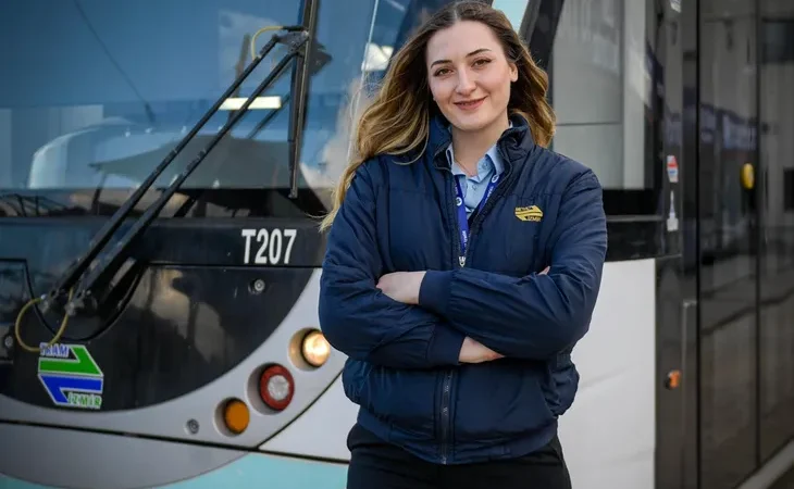 izmir-de-tramvay-koltugunda-bir-kadin-simay-aytimur-her-gun-binlerce-yolcuyu-tasiyor-1772778364-732_large