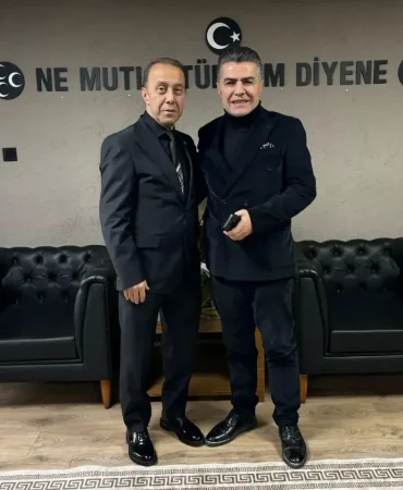 milliyetci-hareket-partisi-kocaeli-il-baskani-kamil-akin-ile-gebze-ilce-baskanligi-gorevine-atanan-dursun-dasdangil-birlikte-goruluyor