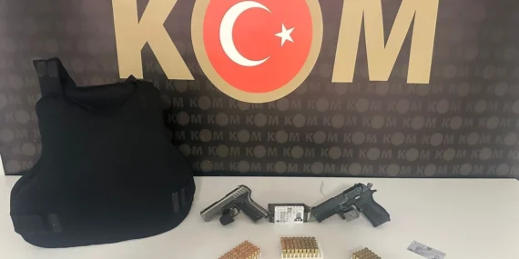 8 ayrı suçtan 15 sene hapis cezası olan şahıs silahlarla yakalandı