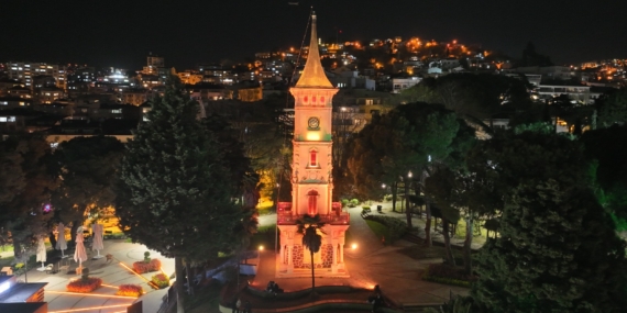 Saat Kulesi gündüz başka gece başka güzel