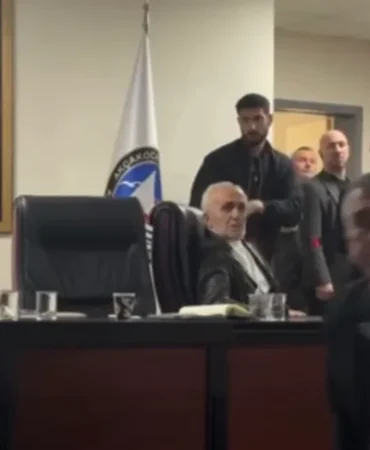 duzce-akcakoca-da-belediye-baskani-basin-mensuplarina-saldirdi-salondan-cikardi-1775542553-200_large