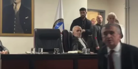 duzce-akcakoca-da-belediye-baskani-basin-mensuplarina-saldirdi-salondan-cikardi-1775542553-200_large