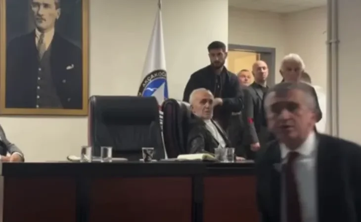 duzce-akcakoca-da-belediye-baskani-basin-mensuplarina-saldirdi-salondan-cikardi-1775542553-200_large