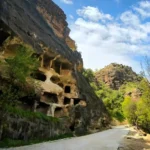 gabar-da-cifte-kesif-petrolun-yaninda-7-katli-apartman-magara-dikkat-cekiyor-ozel-haber-1777015583-116_large