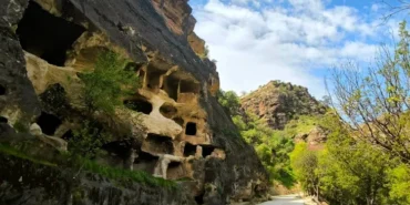 gabar-da-cifte-kesif-petrolun-yaninda-7-katli-apartman-magara-dikkat-cekiyor-ozel-haber-1777015583-116_large