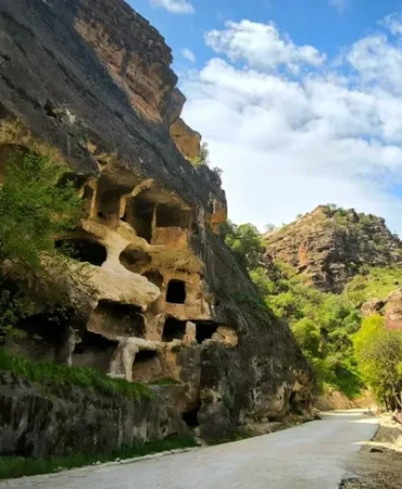 gabar-da-cifte-kesif-petrolun-yaninda-7-katli-apartman-magara-dikkat-cekiyor-ozel-haber-1777015583-116_large