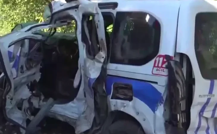 izmir-de-zincirleme-kaza-faciasi-1-polis-sehit-2-kisi-hayatini-kaybetti-1777486232-615_large