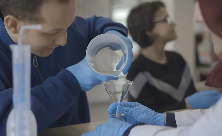 kocaeli-de-gencler-ve-ozel-bireylerden-sakiz-kokulu-kolonya-1776858244-499_large