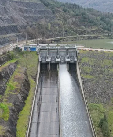 kocaeli-nin-fazla-suyu-sapanca-golu-ne-aktariliyor-1775025127-782_large