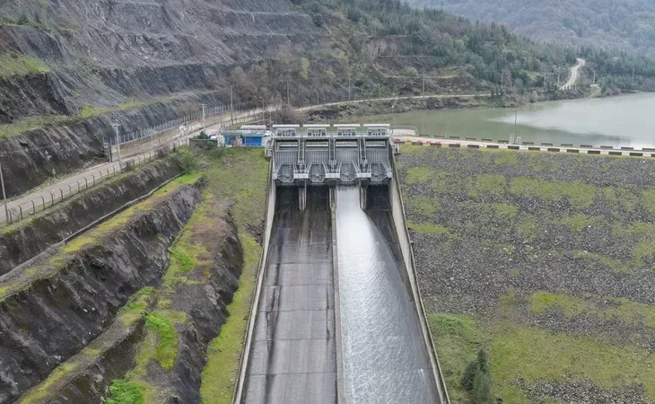 kocaeli-nin-fazla-suyu-sapanca-golu-ne-aktariliyor-1775025127-782_large