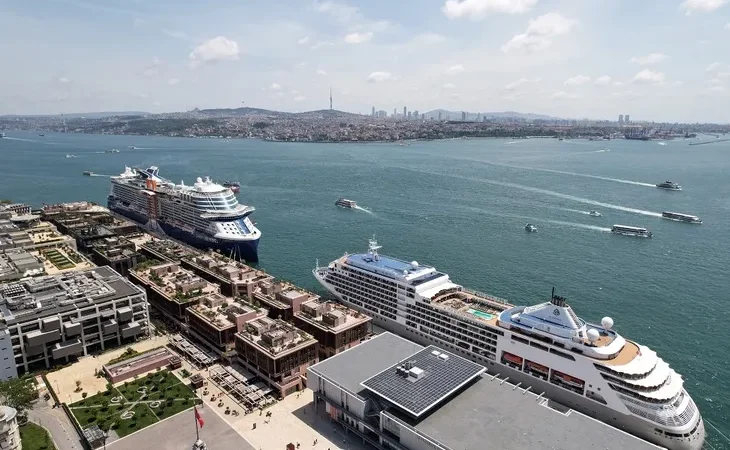 kruvaziyerde-rota-turkiye-ye-dondu-guvenli-limanlara-talep-artiyor-1775650931-989_large