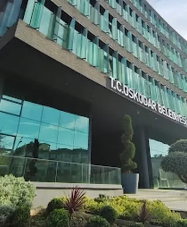 uskudar-belediyesi-nde-ruhsat-sorusturmasi-belediye-baskan-yardimcisi-dahil-20-supheliye-gozalti-1775547054-689_large