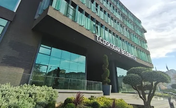 uskudar-belediyesi-nde-ruhsat-sorusturmasi-belediye-baskan-yardimcisi-dahil-20-supheliye-gozalti-1775547054-689_large