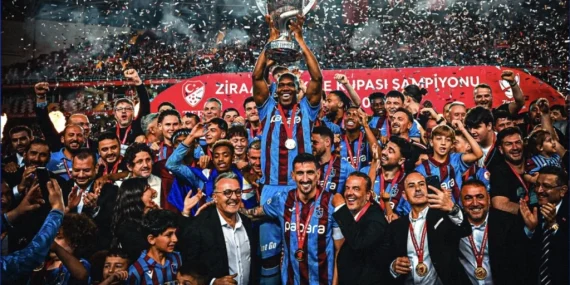 Trabzonspor Ziraat Kupası’nı müzesine götürdü