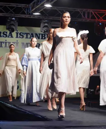 sile-bezi-ataturk-meydani-nda-podyuma-cikti-gelenekten-gelecege-moda-soleni-1780553722-813_large