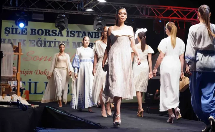 sile-bezi-ataturk-meydani-nda-podyuma-cikti-gelenekten-gelecege-moda-soleni-1780553722-813_large