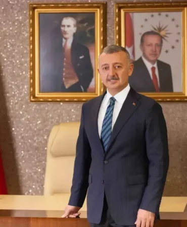 tahir-buyukakindan-babalara-vefa-mesaji-o-cinarlarin-golgesindeyken-kiymetlerini-bilelim-wwwcagdaskocaelicom-1