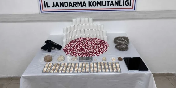 Çok sayıda uyuşturucu ve silah ele geçirildi