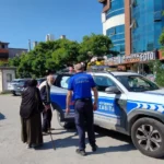 Büyükşehir Zabıtası yaşlı çifti yolda bırakmadı (1)
