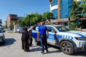 Büyükşehir Zabıtası yaşlı çifti yolda bırakmadı (1)