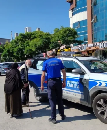 Büyükşehir Zabıtası yaşlı çifti yolda bırakmadı (1)