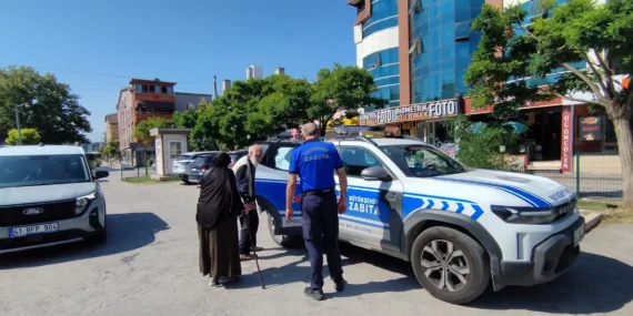 Yaşlı çifti zabıta yolda bırakmadı!