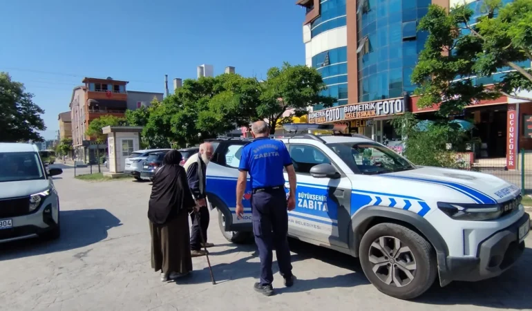 Büyükşehir Zabıtası yaşlı çifti yolda bırakmadı (1)