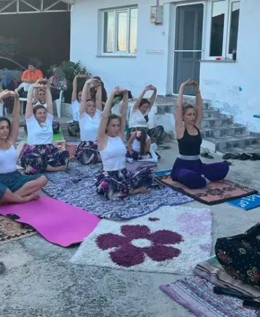 canakkale-de-salvarla-yoga-yaptilar-1785737703-797_large