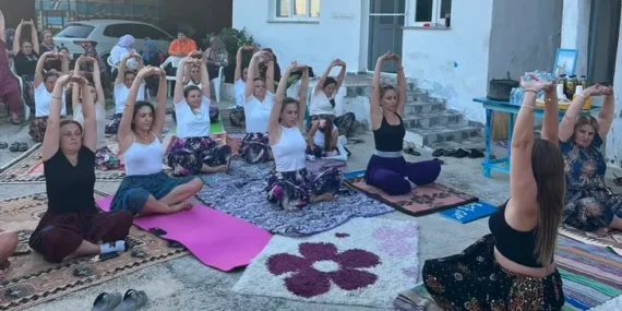 Çanakkale’de şalvarla yoga yaptılar!