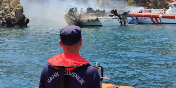 Fethiye’de gezinti teknesinde yangın