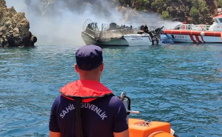 fethiye-de-gezinti-teknesinde-yangin-115-kisi-tahliye-edildi-1786638402-882_large