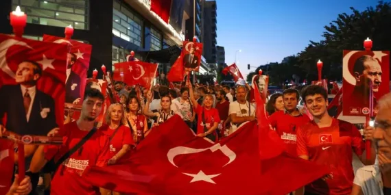 İstanbul Maltepe’de binlerce kişi Zafer Yürüyüşü’nde buluştu